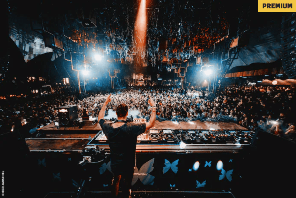 Eelke Kleijn achter een dj-booth.